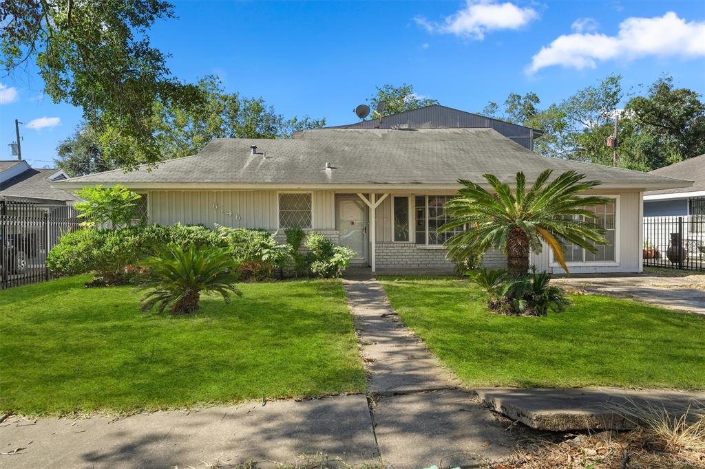 a view of a front of house with a yard