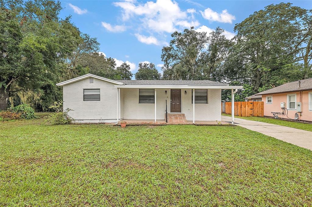 a view of a house with a backyard