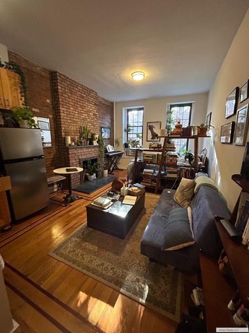 $3,000 | 59 West 8th Street, Unit 2C | Greenwich Village