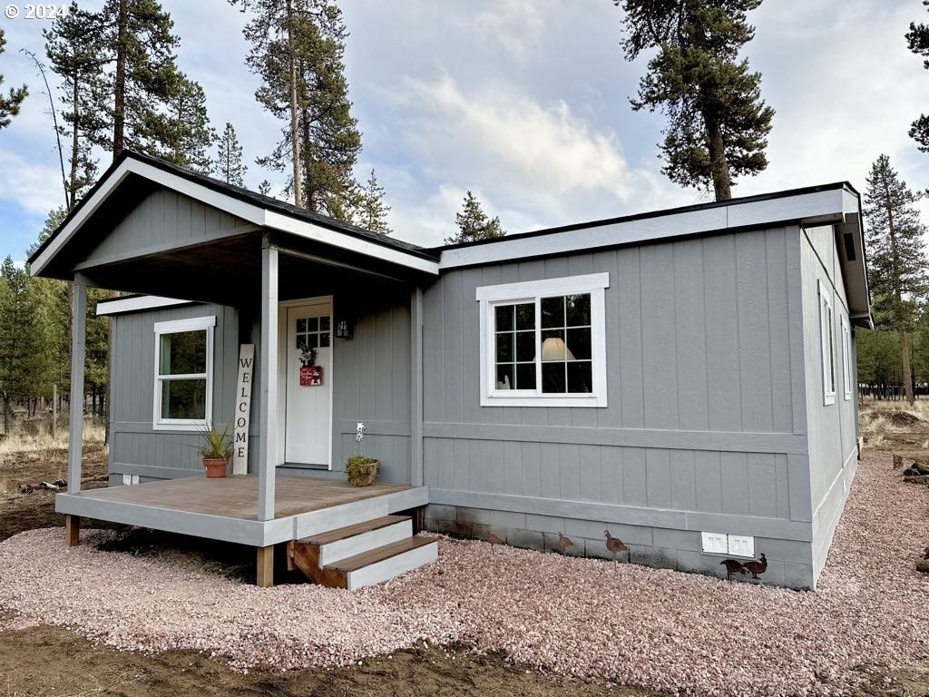 a front view of house with yard