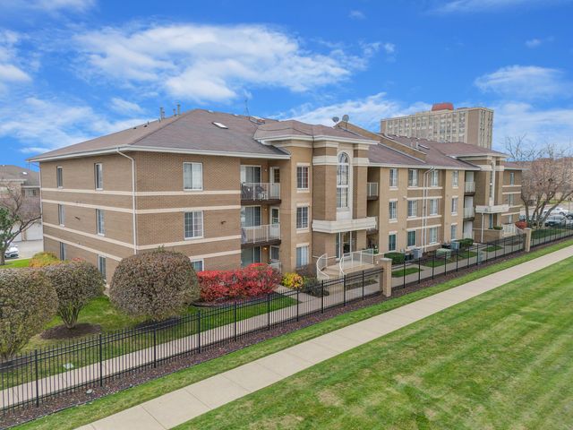 $169,900 | 4231 West 76th Street, Unit 305 | West Lawn