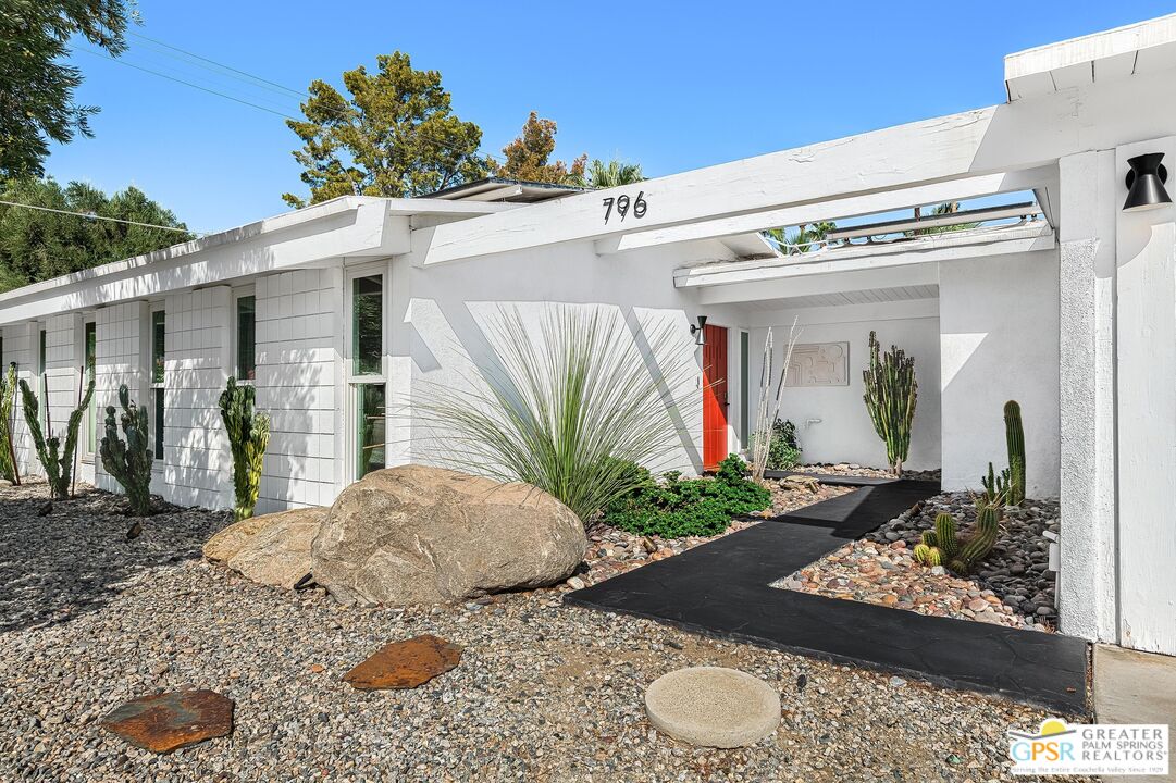 a view of a house with backyard