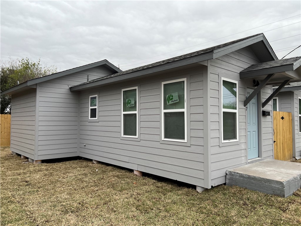 a view of a house with a yard