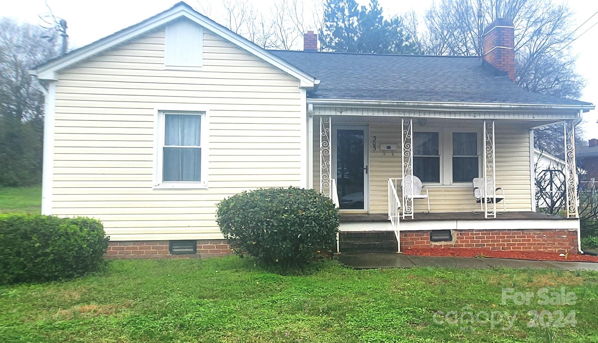 a view of a house with a backyard