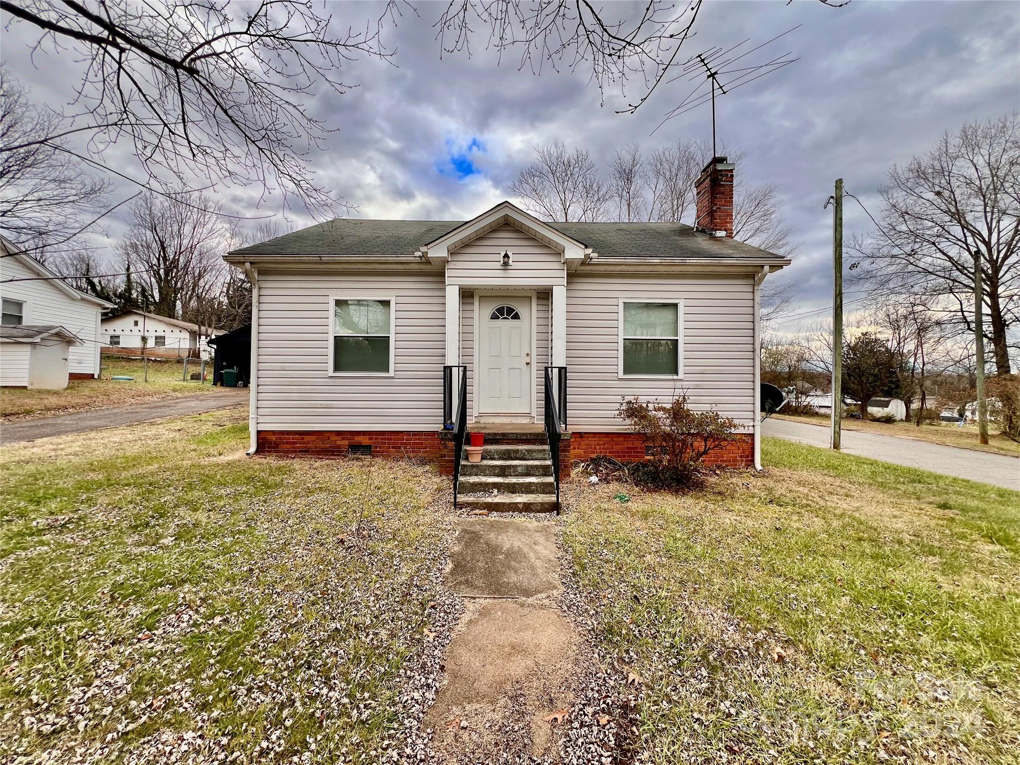 a view of a house with a yard