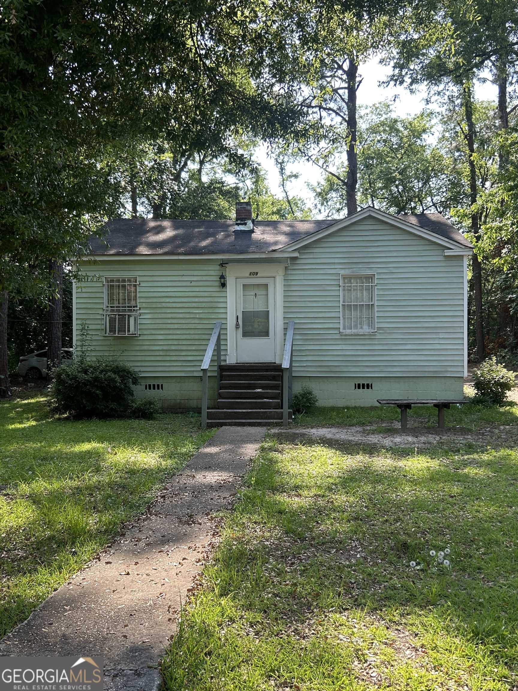 a view of a house with a yard