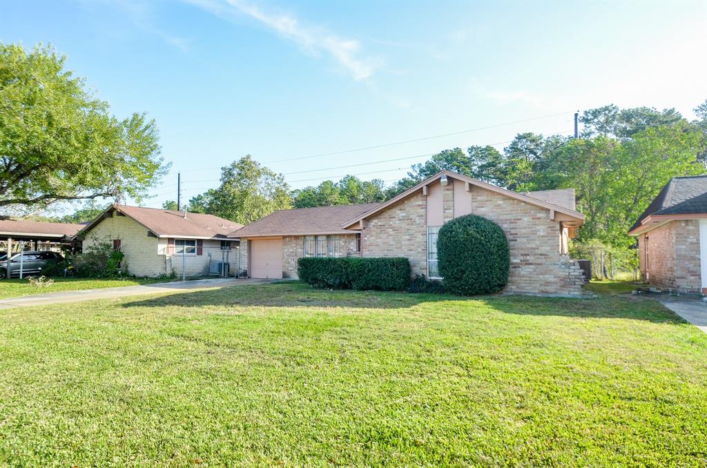 a view of a house with a yard and garage