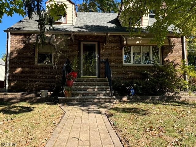 $499,999 | 700 McCandless Street | Linden