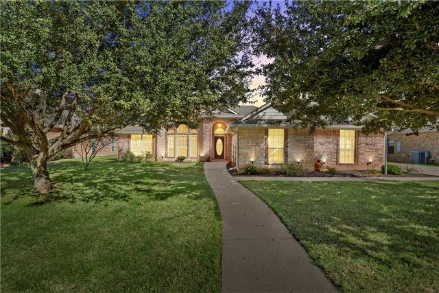 $439,900 | 933 Queen Elizabeth Drive | Waco