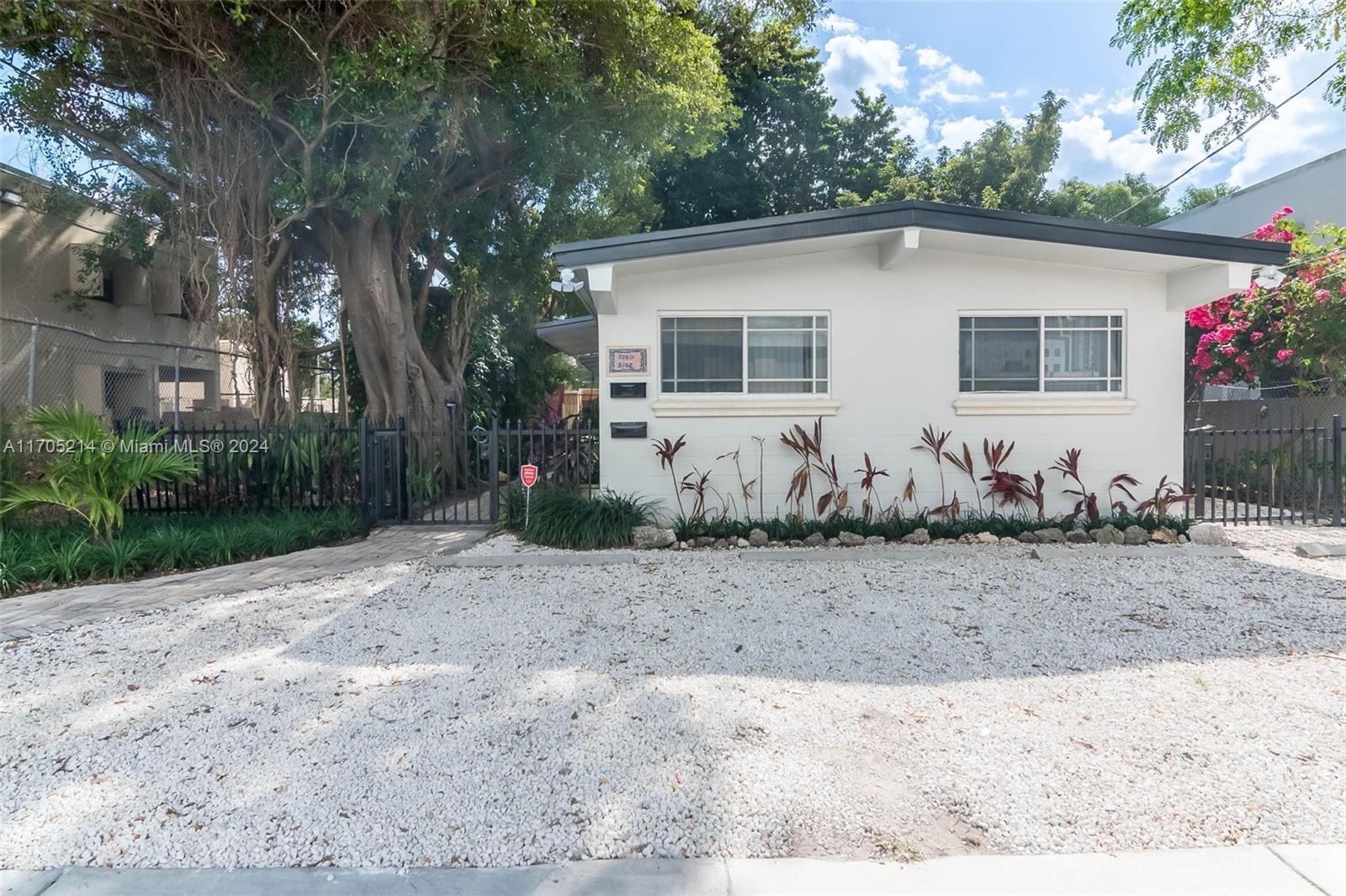 a view of a house with backyard