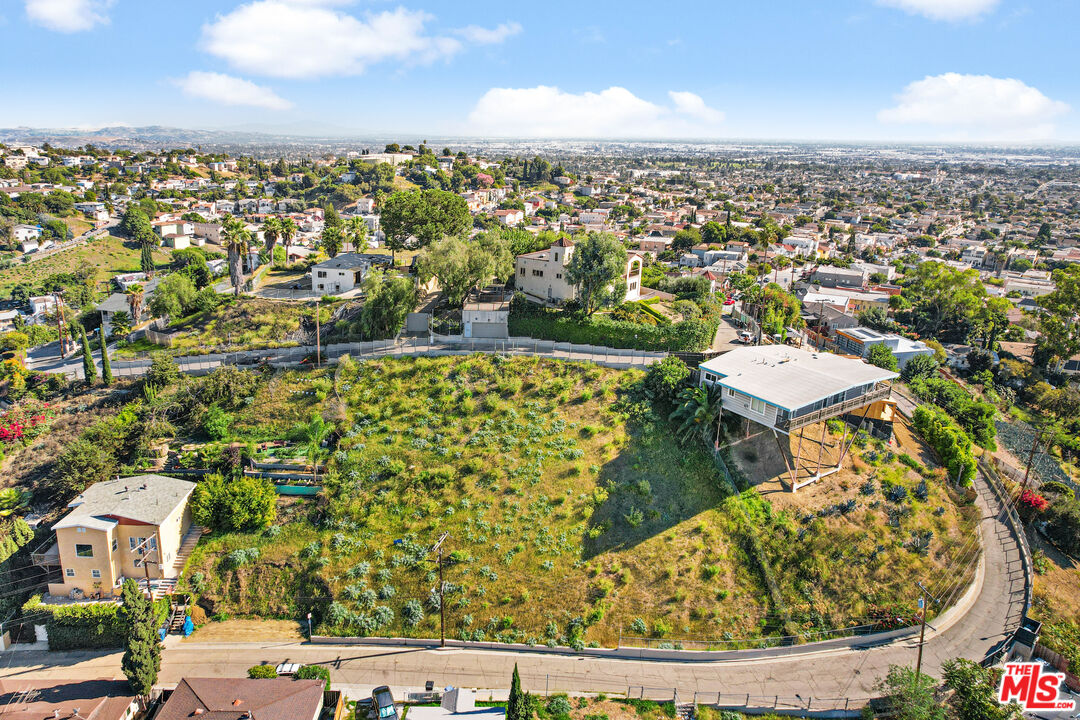 a view of residential houses with outdoor space