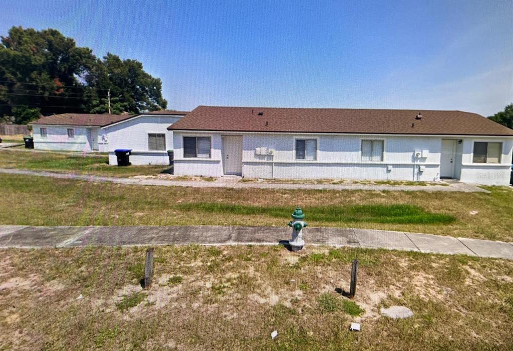 a view of a house with a yard