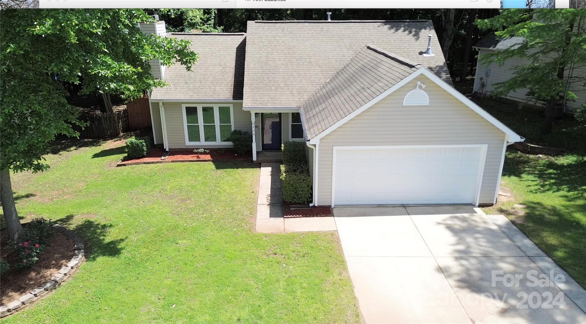 a view of a house with backyard and garden