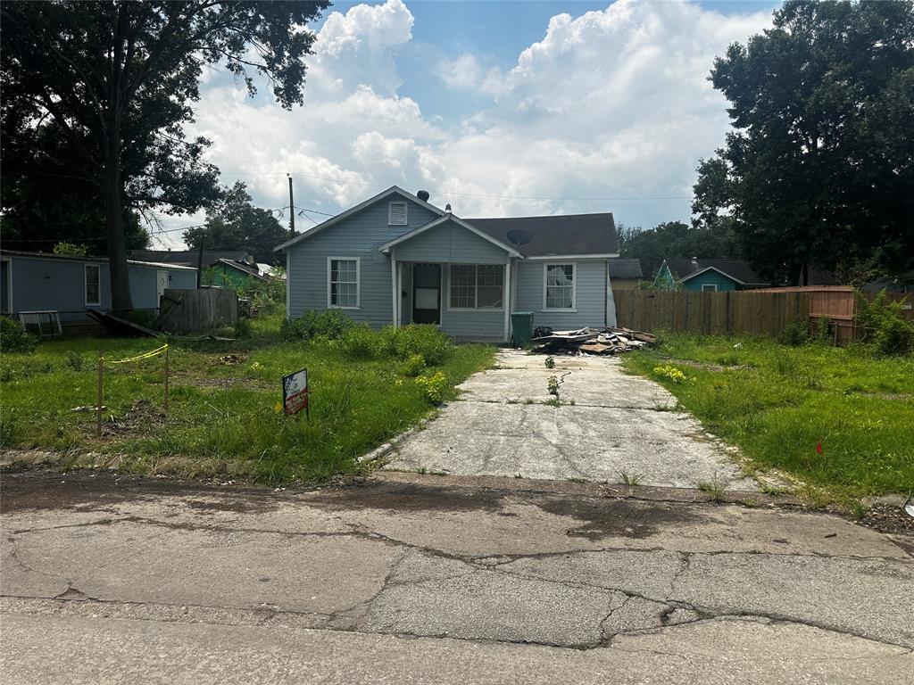 a view of a yard in front of house