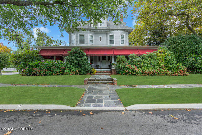 a front view of house with yard