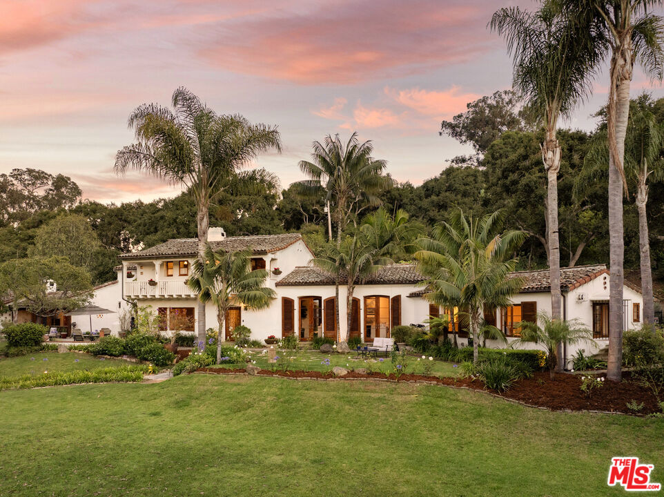 a view of house with a yard