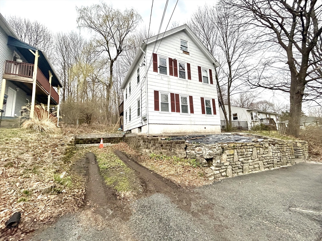 a view of a yard in front of a house