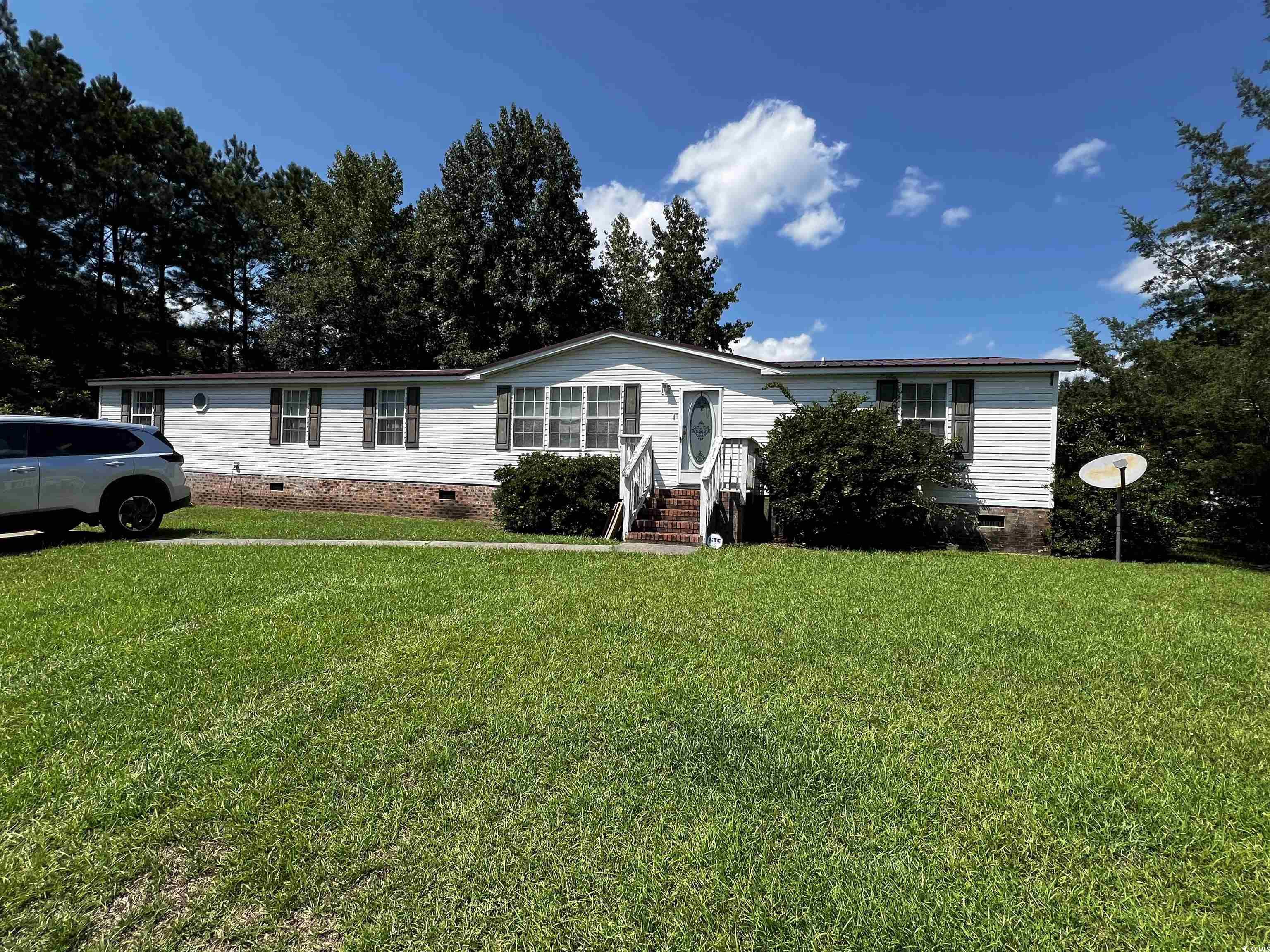 Manufactured / mobile home featuring a front yard