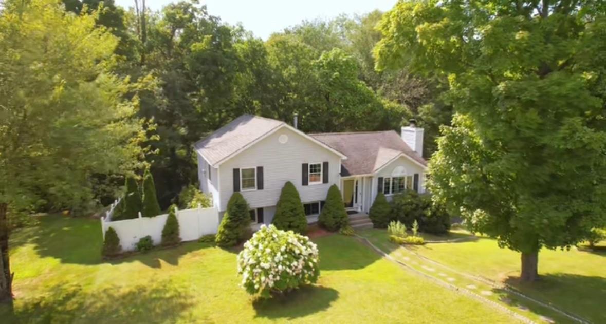 a view of a house with a yard