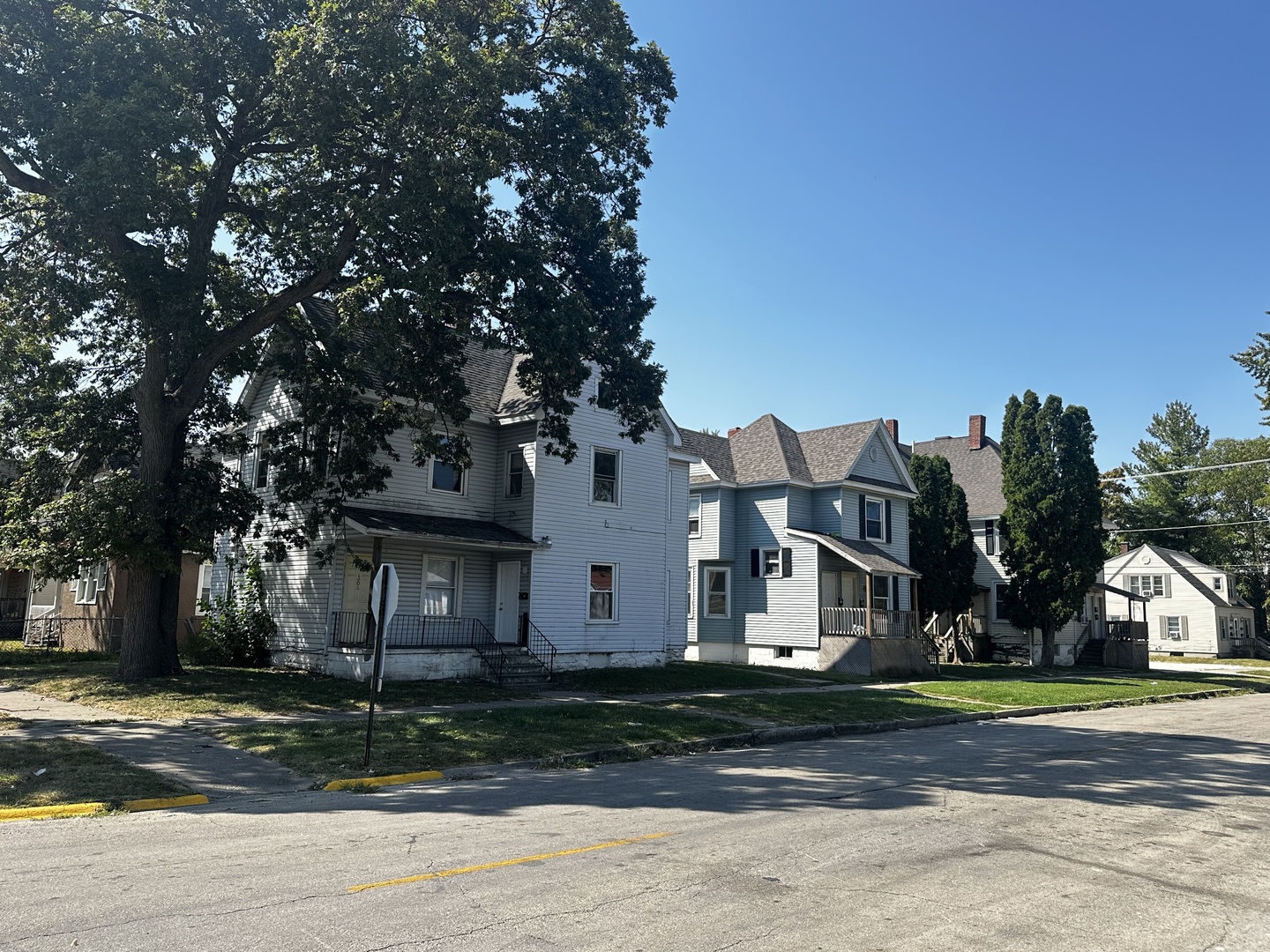 a view of house with a yard