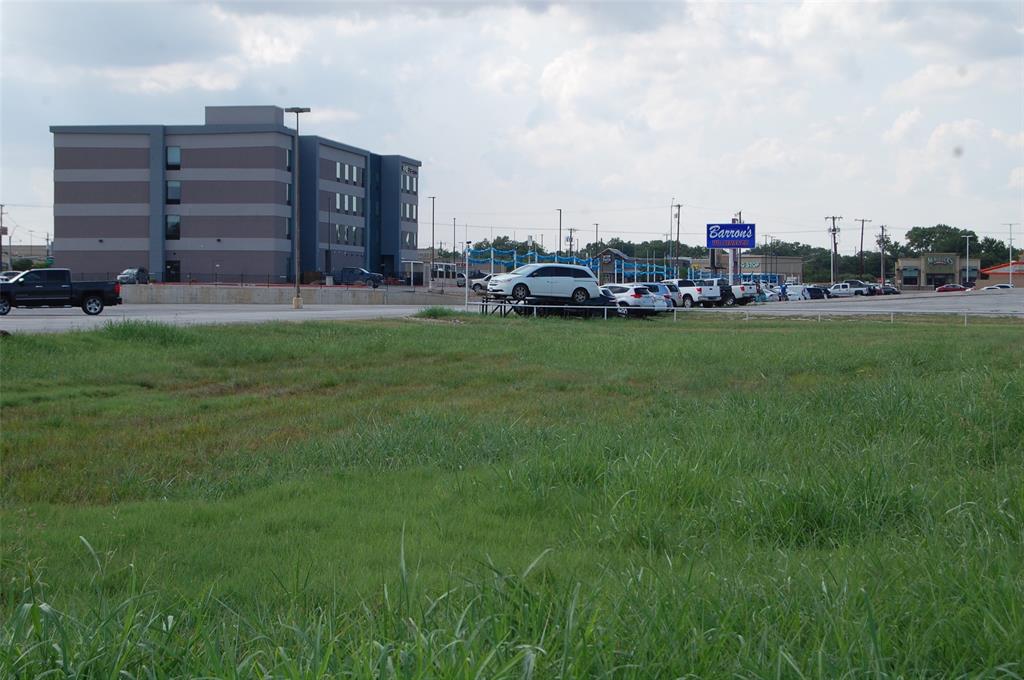 a view of a big yard and front view of a house