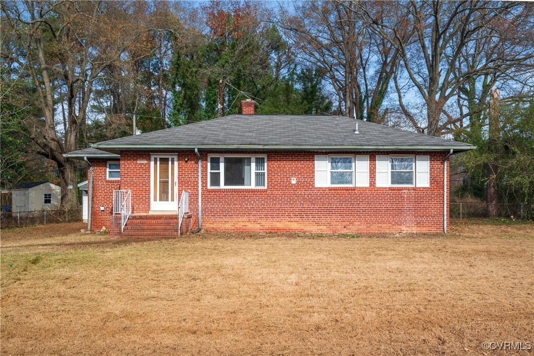 View of front of house featuring a front yard