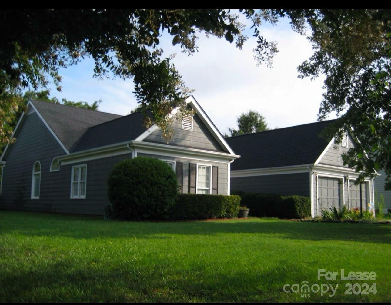 a view of a house with backyard