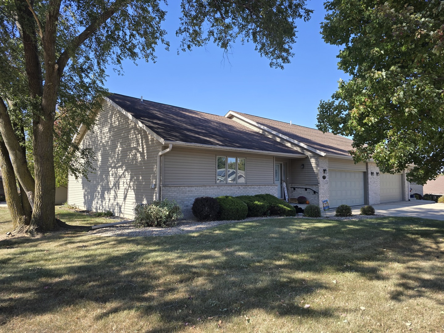 a view of a house with a yard