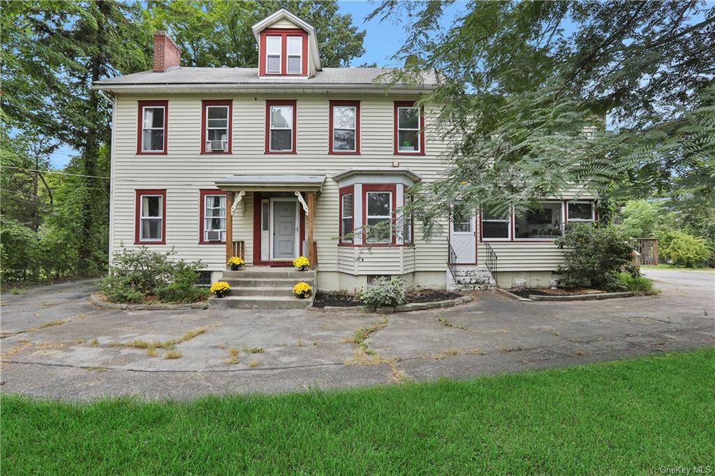 a view of front of a house with a yard