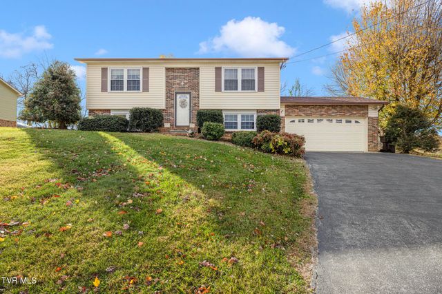 $349,900 | 521 Brookdale Drive