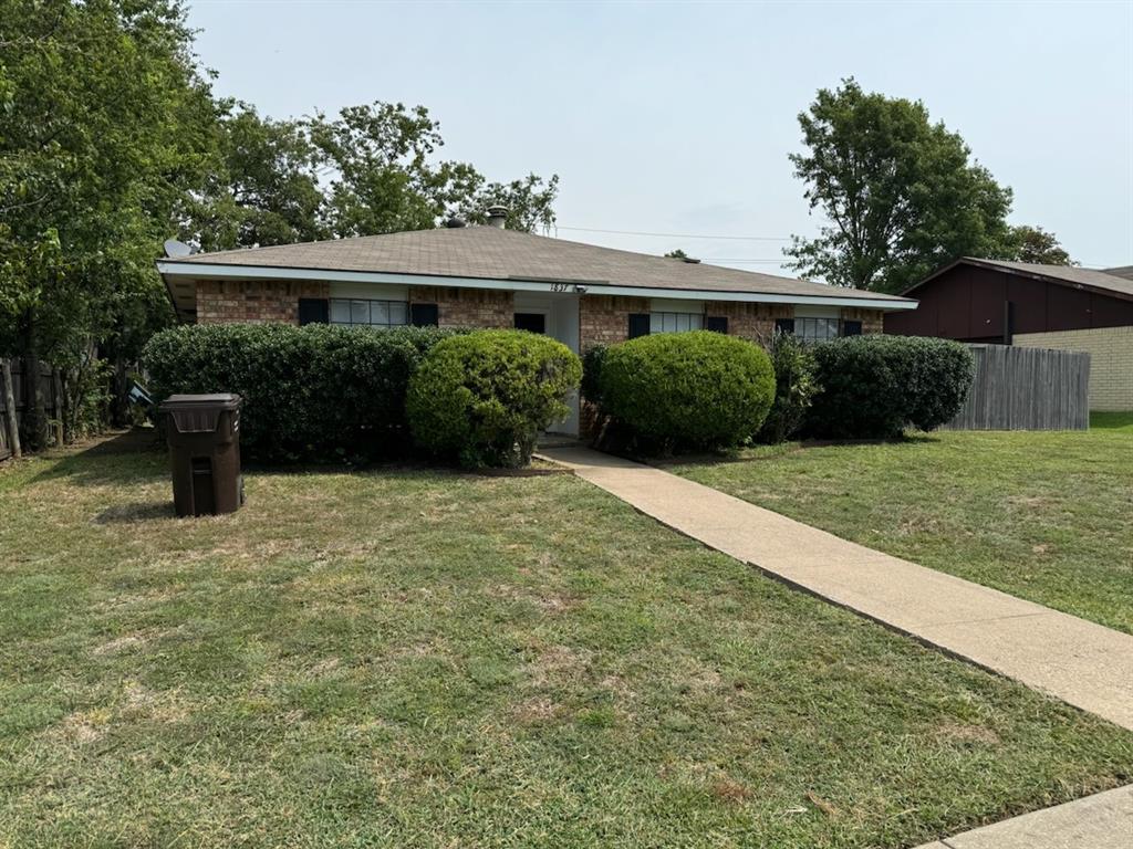 a view of a house with backyard and a garden