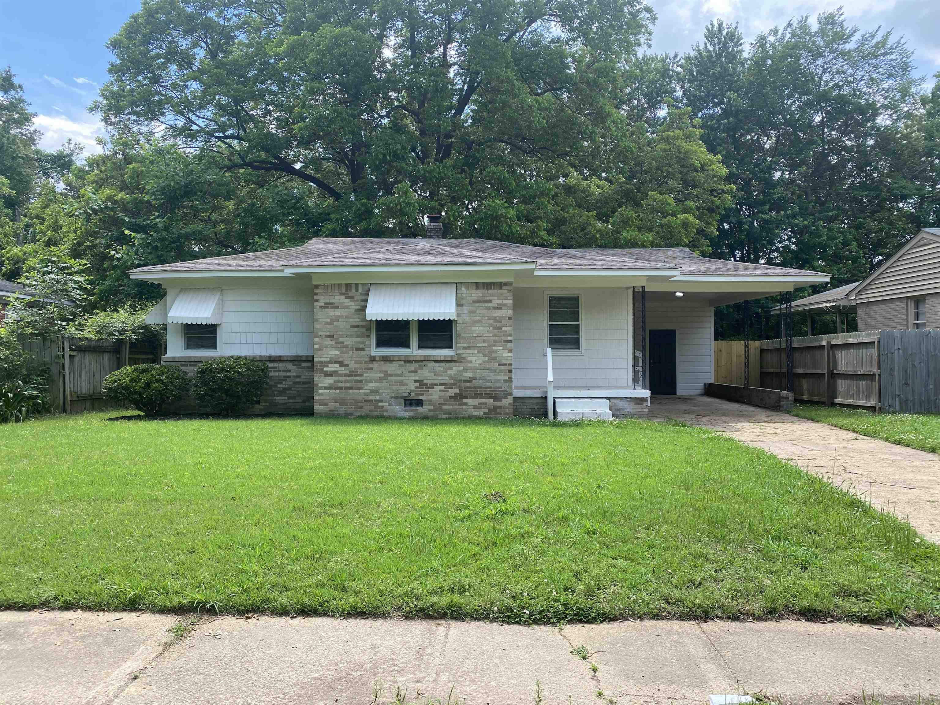 View of front of property featuring a front yard