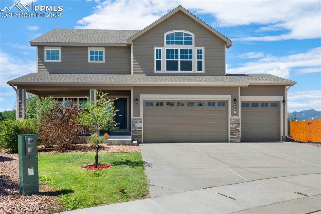 Beautiful Home w/Central Air & 4 Car Garage!