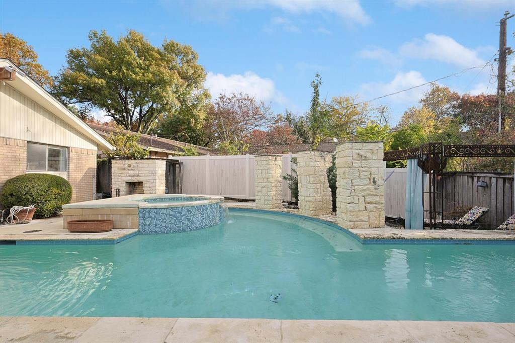 a view of backyard with seating area