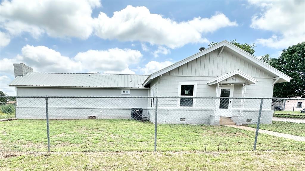 a view of a house with backyard