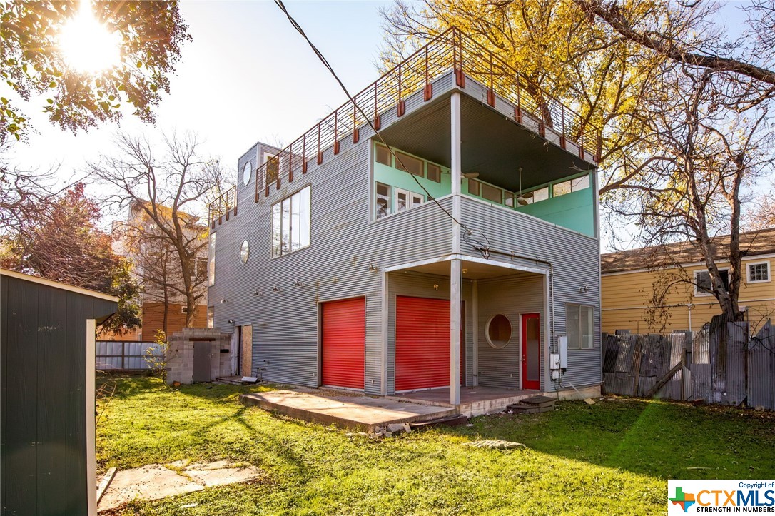 a view of a house with backyard