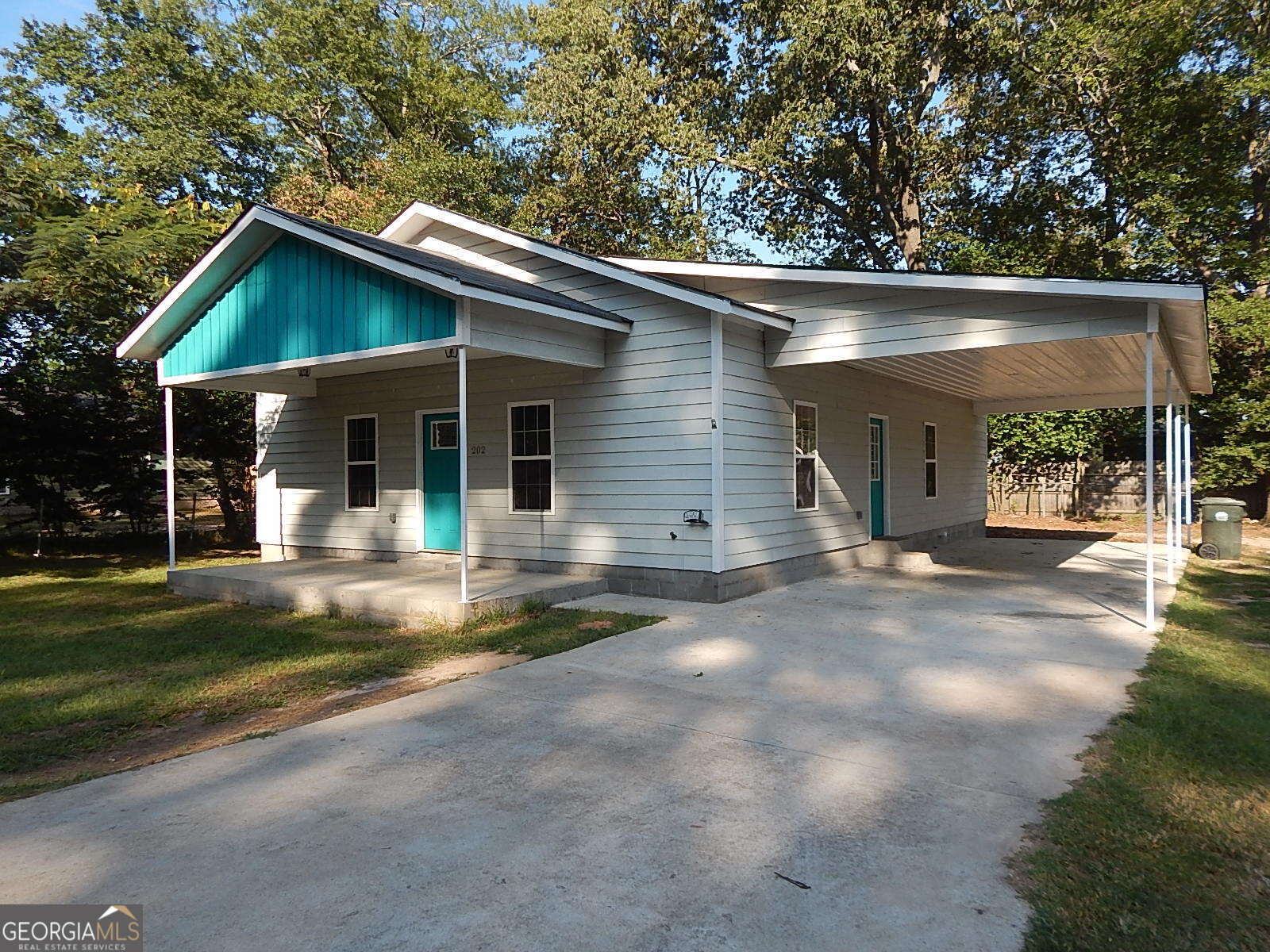 a view of a house with yard and porch