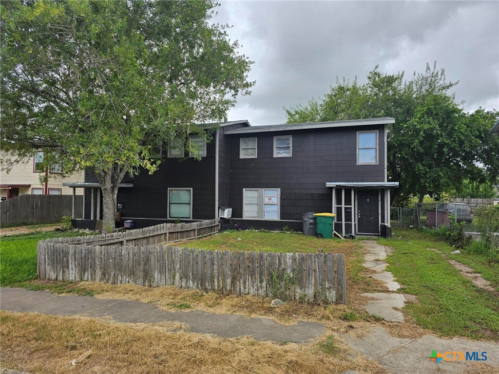 a view of a house with a yard