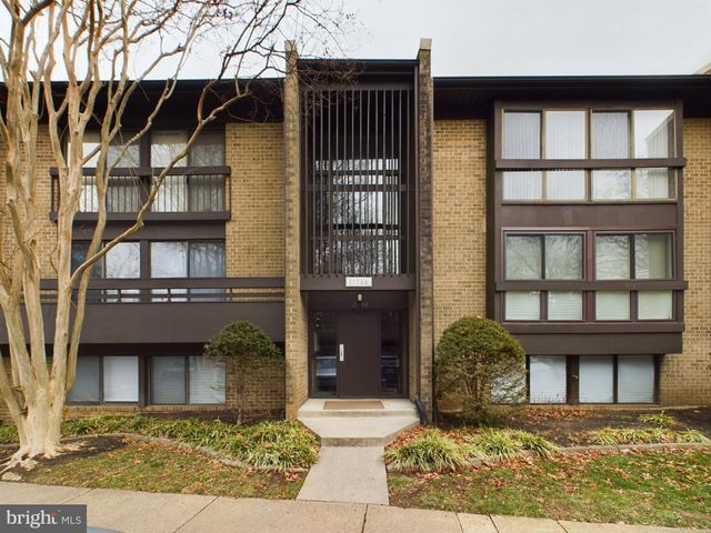 $399,999 | 11566 Rolling Green Court, Unit 101 | Woodwinds Condominiums