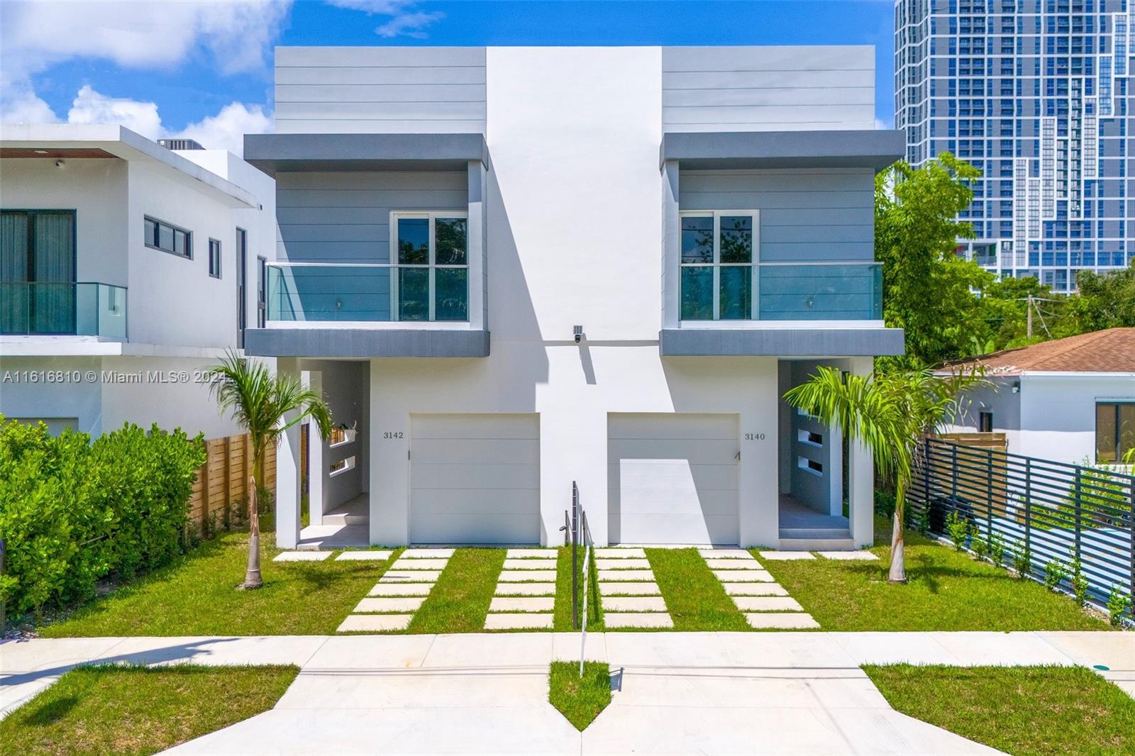 a view of outdoor space of front yard