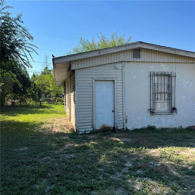 a view of a house with backyard and garden