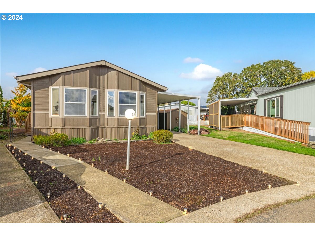 a view of a house with a yard