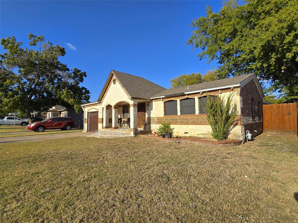 a view of a house with a yard and garage