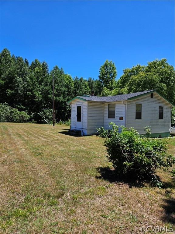 a view of a house with backyard and garden