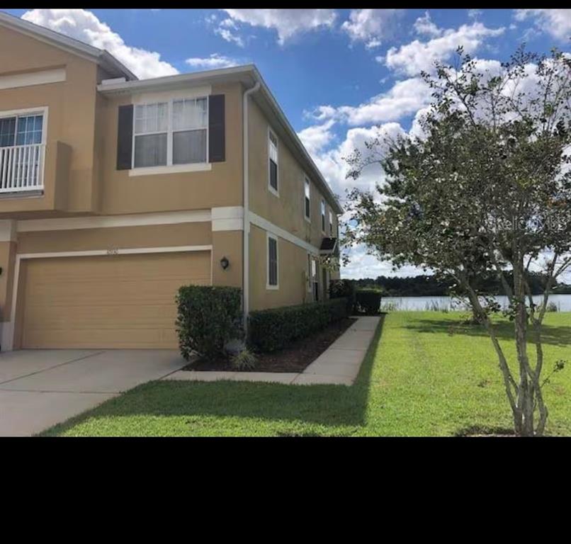 a view of a house with backyard