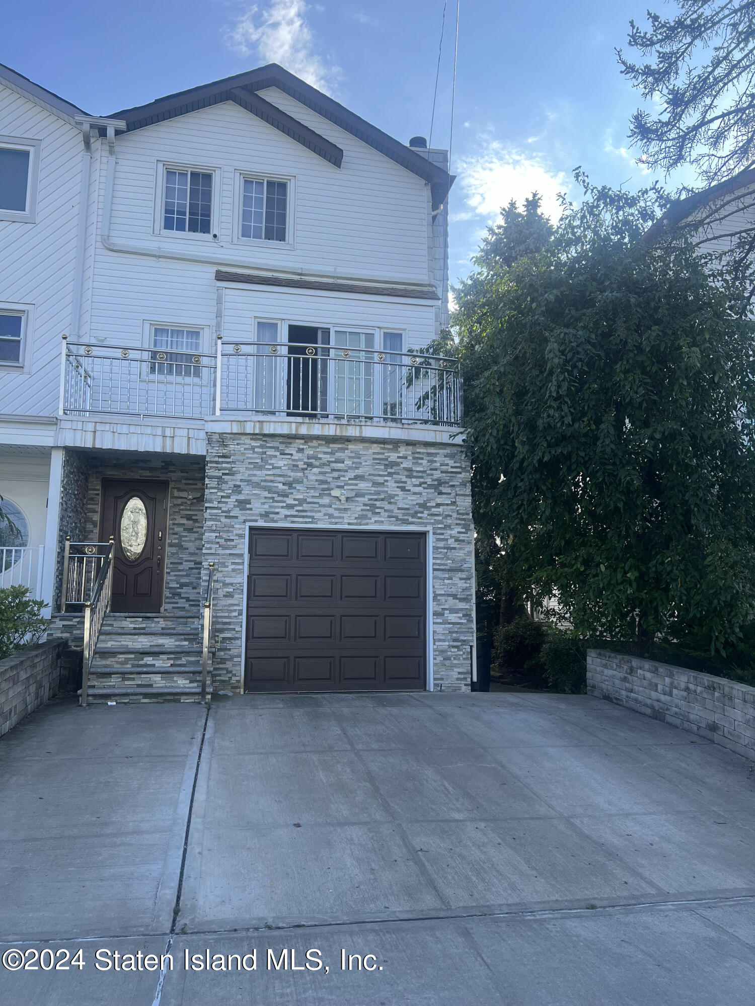 a view of a house with a yard and garage