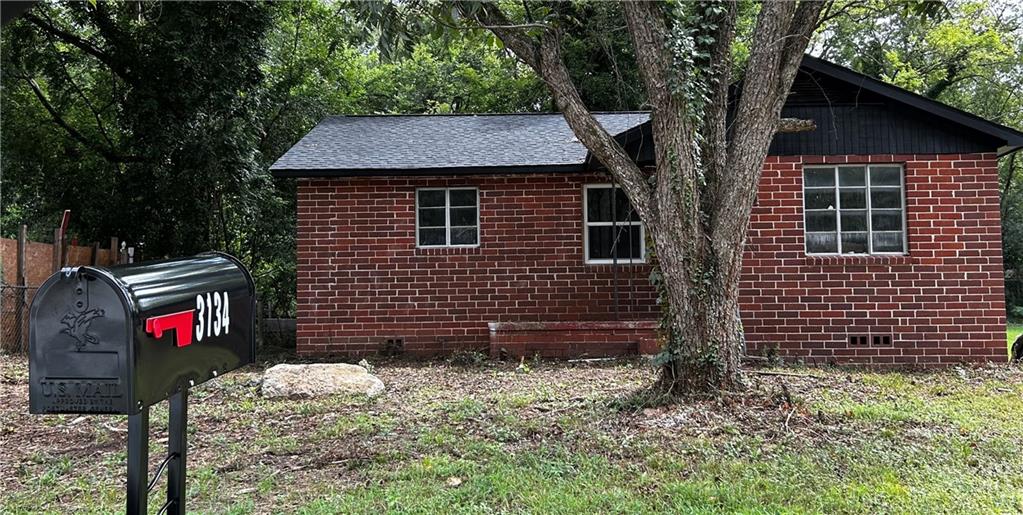 a view of a house with a backyard