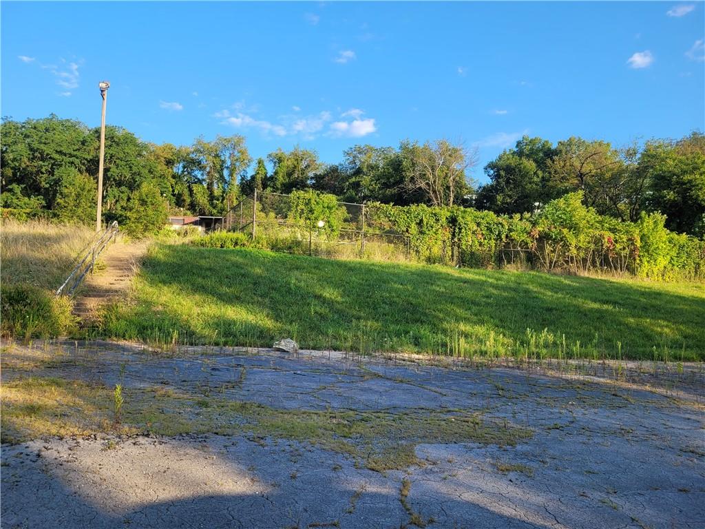 a view of a yard with a house