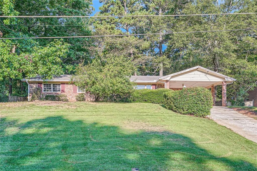 a view of a house with a yard