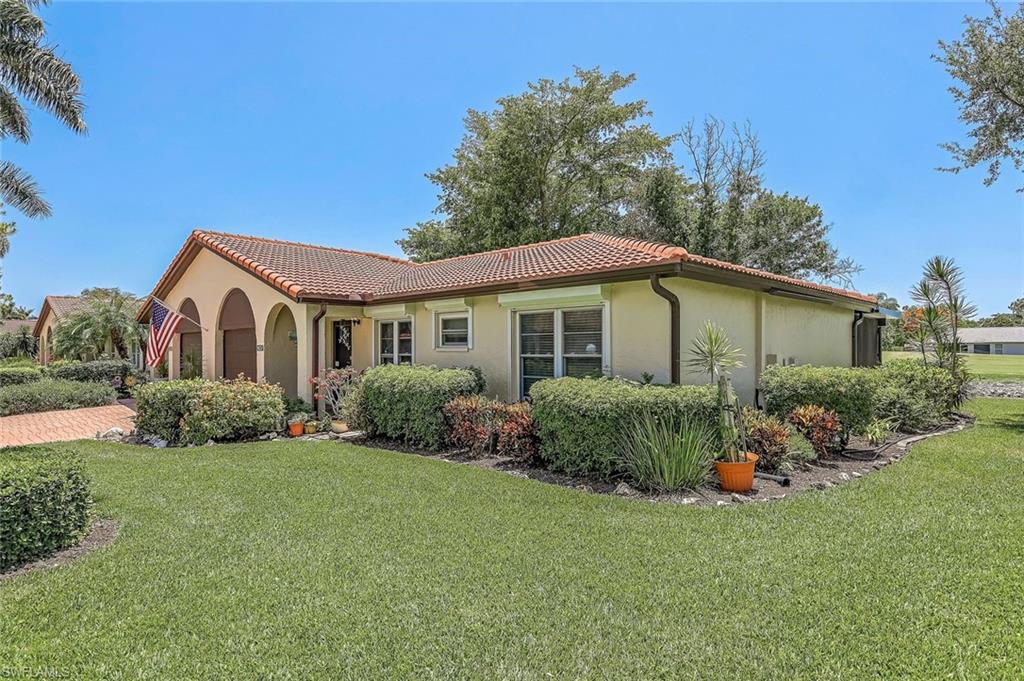 a view of a house with backyard and garden